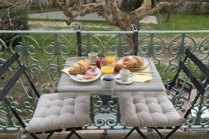 une table avec des aliments et des boissons pour le petit-déjeuner sur un balcon dans l'établissement Antica Casa Santa Maria Giardino, à Pomaro Monferrato
