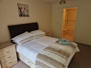 Ένα ή περισσότερα κρεβάτια σε δωμάτιο στο 2 Bed Flat - Sleeps 4 - Parking - Wifi +2 φωτογραφίες