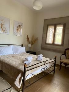 - une chambre avec un lit et 2 serviettes dans l'établissement Casa SanGiorgio, 