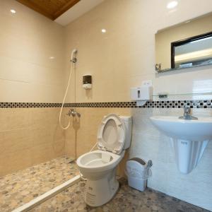 a bathroom with a toilet and a sink at Jinyou B&B in Chishang