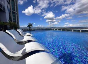 Bazén v ubytování Luxurious 2 Bedroom Family Suite plus Maid Rm in Eastwood City nebo v jeho okolí