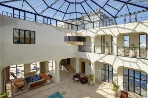 una imagen de una casa con techo de cristal en The Ranch Resort en Marrakech