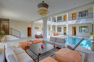 una gran sala de estar con piscina en una casa en The Ranch Resort en Marrakech
