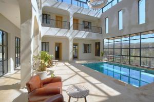 Casa grande con piscina y patio en The Ranch Resort en Marrakech
