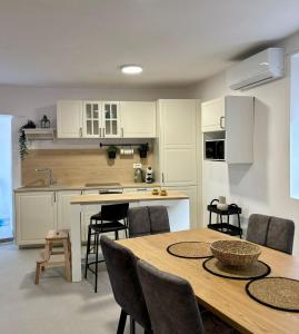 Køkken eller tekøkken på Casa Brullevi - villa u staroj jezgri s pogledom na more