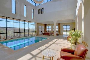 Casa grande con piscina en un edificio en The Ranch Resort en Marrakech