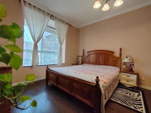 成都koko's garden and cats --4mins walk from jingjusi metro st ation, English-speaking service的一间带床和大窗户的卧室