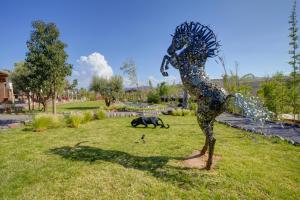 una estatua de un caballito de mar escupiendo una fuente de agua en The Ranch Resort, en Marrakech