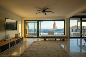 Μια τηλεόραση ή/και κέντρο ψυχαγωγίας στο Villa Deluxe Kalkan