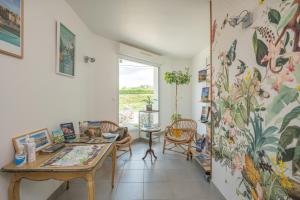 a room with a table and chairs and a window at Studio 1 ATELIER VINCI in Amboise +24 photos