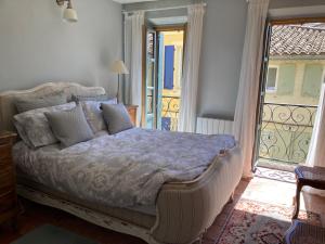 1 dormitorio con 1 cama y balcón en Maison 82, en Limoux
