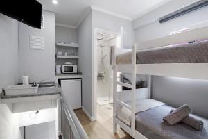 Habitación pequeña con litera y cocina en Família Dória Nóbrega T0, en Funchal