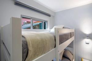 Un dormitorio con una litera y un espejo. en Família Dória Nóbrega T0, en Funchal