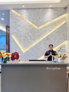 メダンにあるLexus Hotel Medanの表彰台に立つ女