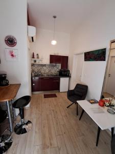 sala de estar con mesa y sillas y cocina en Apartments Oaza, en Split