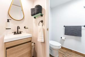 Un baño con lavabo, inodoro y espejo. en NEW Anzures Area Home BBQ Parking Private Patio, en Ciudad de México 47 fotos más