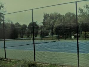 einen Tennisplatz mit einem Netz darauf in der Unterkunft The Heritage August w LD full month in Bridgehampton