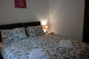 sypialnia z łóżkiem z dwoma ręcznikami w obiekcie Cardoh Lodge w Blackpool