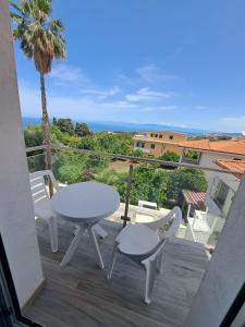 サンタ・ドメーニカにあるHotel Umbertoの海の景色を望むバルコニー(テーブル、椅子付)