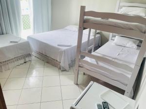 Zimmer mit 2 Etagenbetten und einem Fenster in der Unterkunft Hotel Shalom in Juazeiro do Norte