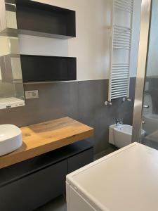 un baño con lavabo e inodoro en apartment zeus calatafimi 23, en Florencia