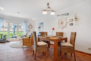 オストゼーバート・ゼリンにあるFewo Yachthafenblick Nr 5のテーブルと椅子のあるダイニングルーム