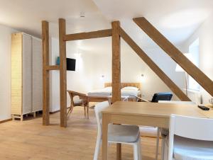 um quarto com uma mesa e cadeiras e uma cama em Waldpension Harzer Waldwinkel em Bad Grund