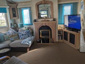 TV a/nebo společenská místnost v ubytování Beautiful 2 Bed Caravan Southview Park Skegness