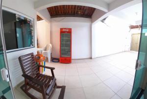 Zimmer mit einer roten Koksmaschine und einem Stuhl in der Unterkunft HOSTEL APRISCO Do CAIS in Ilhéus