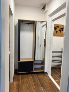 ein Ankleidezimmer mit einem Spiegel und einem Flur in der Unterkunft Apartmán v centru Trutnova in Trutnov