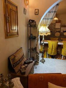 ein Wohnzimmer mit einem Tisch und einer Lampe in der Unterkunft Djerba rêve vacances Noura in Midoun