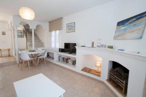 a living room with a fireplace and a table at PINOS 22 MENYBER in Nerja