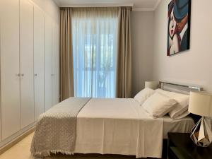 Posteľ alebo postele v izbe v ubytovaní Reinapart Patacona Beachfront Seaview