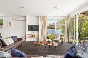 Χώρος καθιστικού στο Marina Gem - Lakefront 3 Bedroom Apartment
