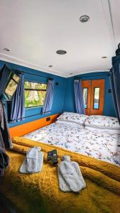 1 dormitorio con 1 cama en un autobús en Haw thorn Hideaway en Doncaster