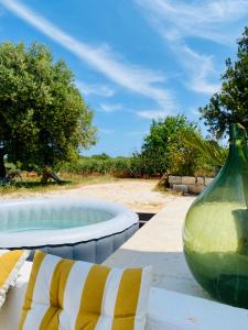 un jarrón sentado en una mesa junto a una piscina en Villa Filou, en Santa Lucia