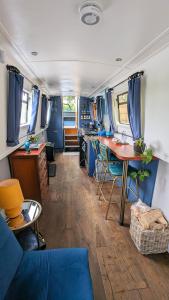 Habitación con mesa y cocina en una cabaña en Haw thorn Hideaway en Doncaster