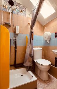 e bagno con servizi igienici, doccia e lavandino. di Graça Guest House a Lisbona