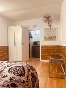 una camera con letto e sedia e una cucina di Graça Guest House a Lisbona