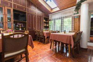 Restaurace v ubytování Mohacsi Guesthouse + 25 fotografií