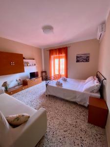 a bedroom with two beds and a window at Appartamento "Il Geranio" in Trentinara