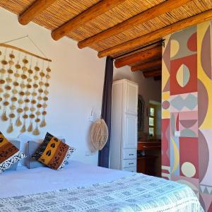 een slaapkamer met een bed en een houten plafond bij maison de campagne avec piscine in Marrakesh