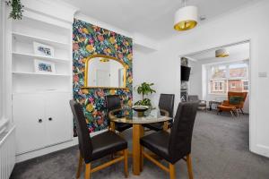 Χώρος καθιστικού στο Totland Retreat Cosy Garden Flat Entire Home Pass The Keys