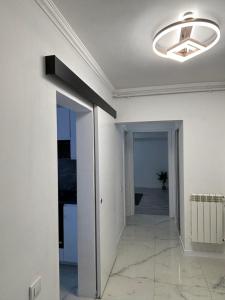 pusty pokój z korytarzem z sufitem w obiekcie Cozy Apartament in Center of Bucharest w Bukareszcie