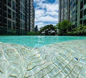 Bazén v ubytování THE BASE apartments at central pattaya nebo v jeho okolí