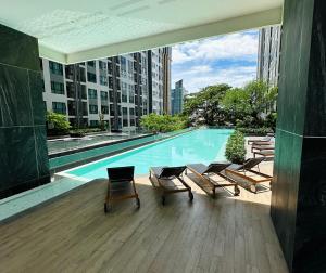 Bazén v ubytování THE BASE apartments at central pattaya nebo v jeho okolí