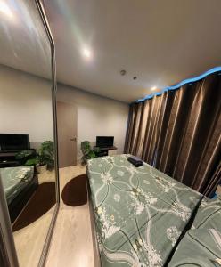 Habitación pequeña con cama y ventana en THE BASE apartments at central pattaya en Pattaya Central