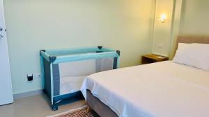 una camera ospedaliera con un letto e un letto bianco di Green Trails Apartment - Fully renovated with mountain view a Divjakë