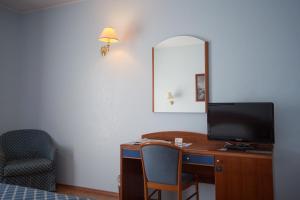 a room with a desk with a television and a chair at Hotel Levante in Fossacesia