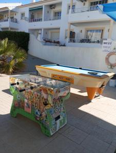 een tafeltennistafel en een doos voor een gebouw bij Superior Apartment Casa Vela Albufeira S Rafael beach in Albufeira